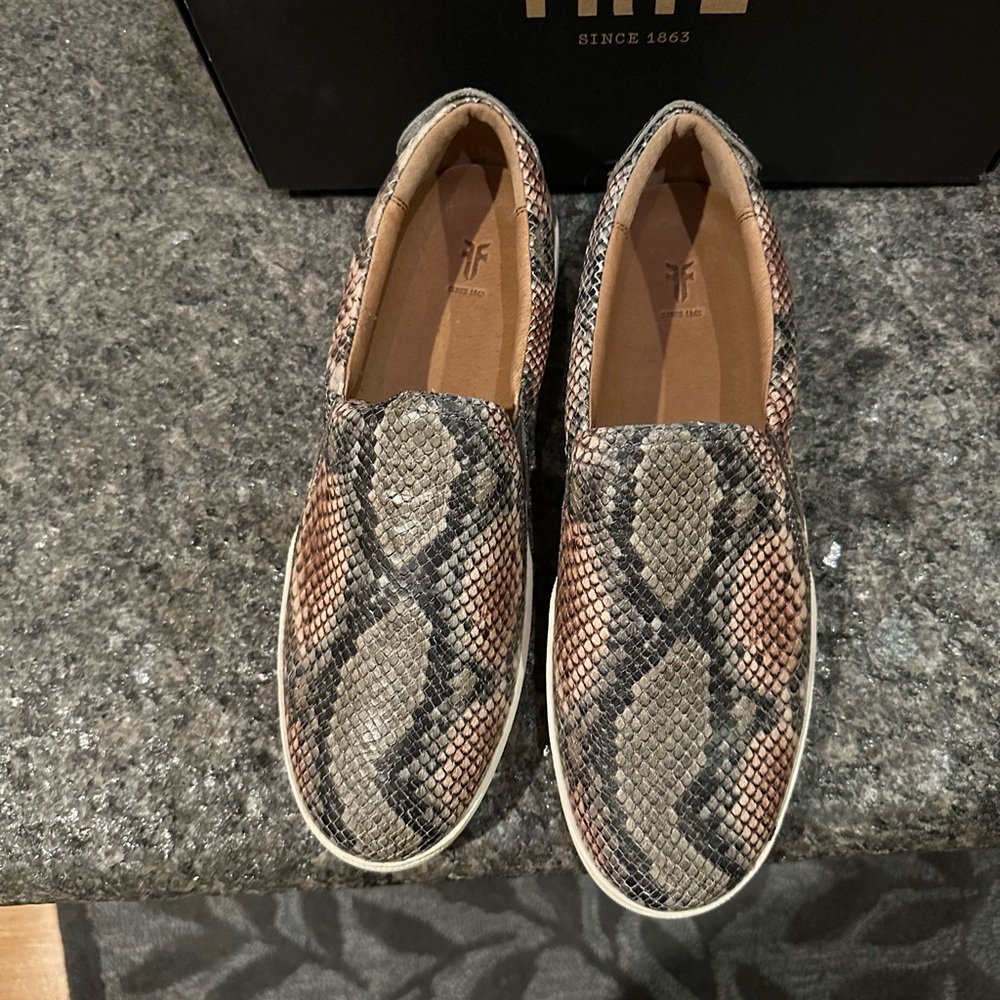 FRYE women’s Webster Slip On Sneaker